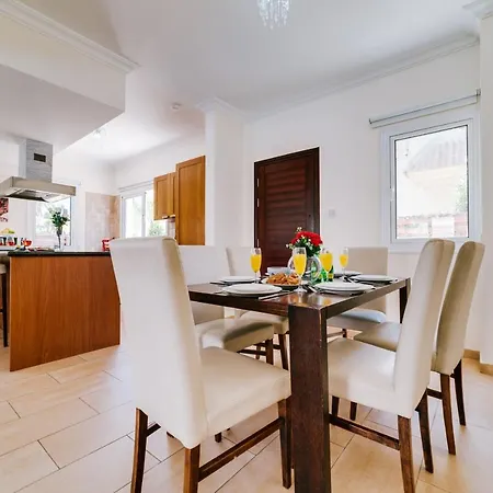 Villa Miranda וילה פאראלימני