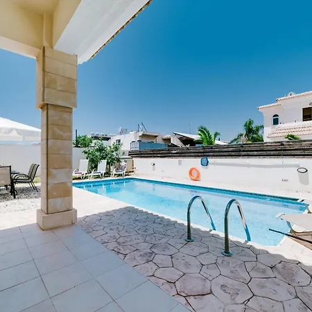 Villa Miranda וילה פאראלימני